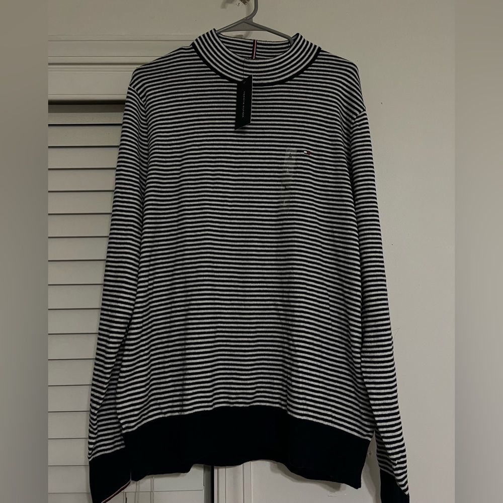 Tommy Hilfiger sweatshirt with a turtle neck (Still with tag on)